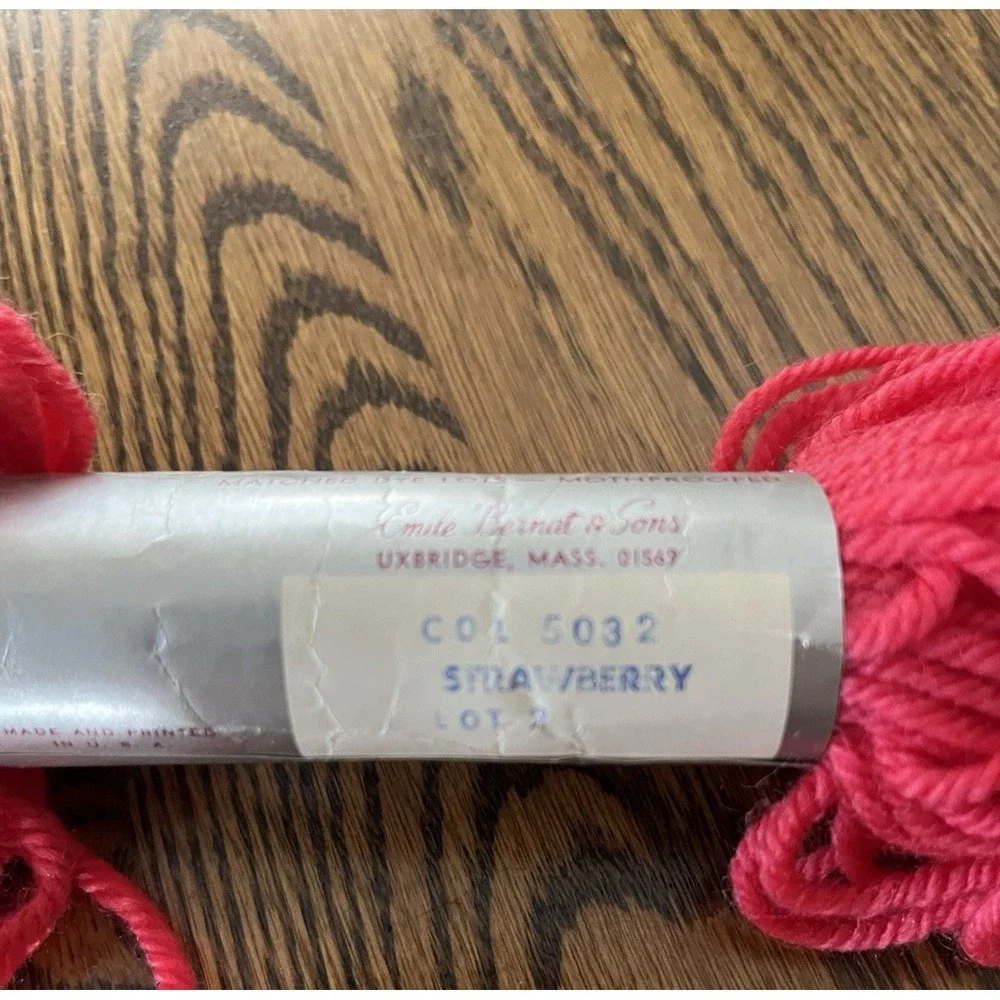 Luxuria 100% Wool Tapestry Worsted Yarn 8 Skeins Color 5032 Lot 2 Strawberry VTG - Picture 6 of 6